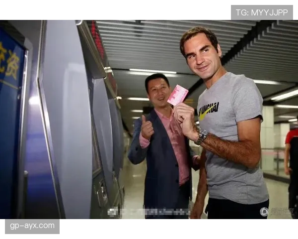 费德勒地铁排队买奶茶，手上那块名表把旁边大妈看懵了